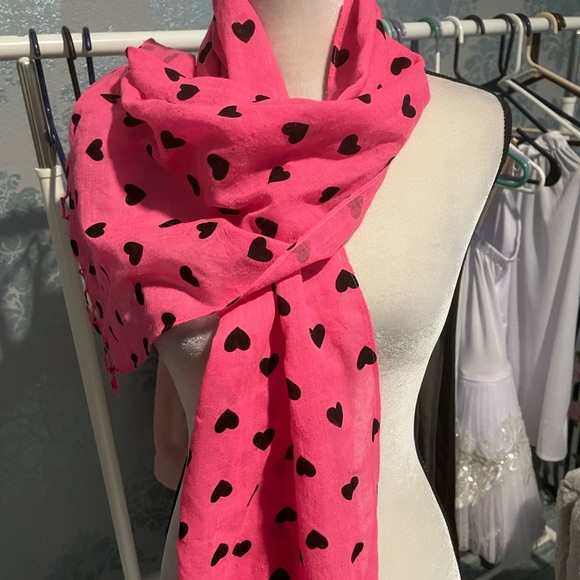 Hot pink scarf with black hearts - Picture 4 of 4